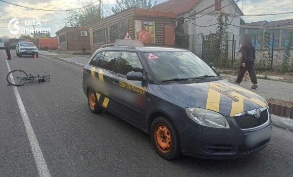 87-річний велосипедист потрапив до лікарні після ДТП з навчальною машиною в Ладижині