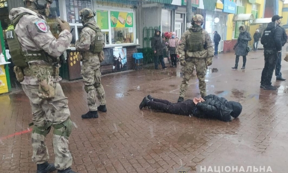 Вивозив за місто та погрожував: у Вінниці силовики затримали молодика, який вимагав неіснуючий борг у $1000