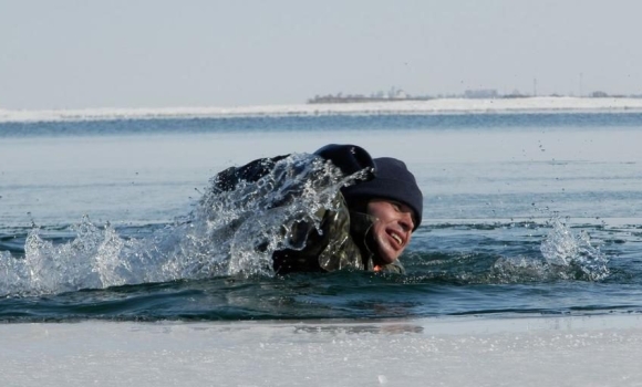 Вінничани врятували батька з дитиною, які провалилися під кригу