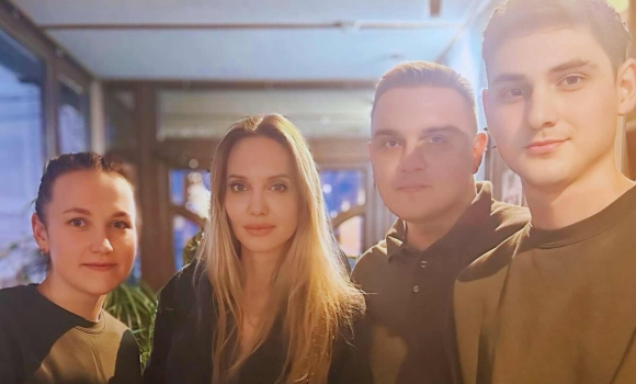 Анджеліна Джолі зробила замовлення у вінницькому пабі-ресторації Анджеліна Джолі зробила замовлення у вінницькому пабі-ресторації