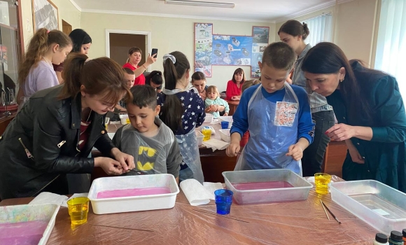 Арт-терапію в техніці ебру для дітей провели у Вінниці