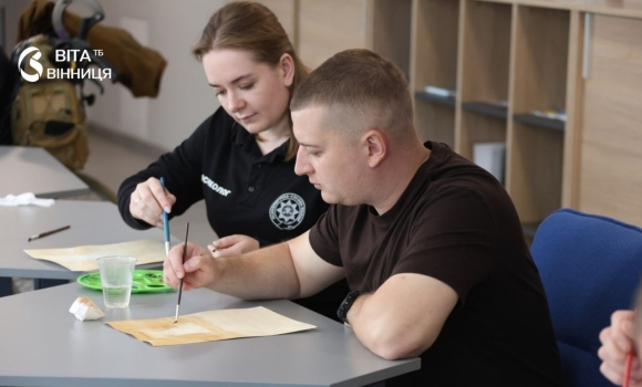 Арттерапія для захисників на Вінниччині ветерани малюють картини кавою Арттерапія для захисників на Вінниччині ветерани малюють картини кавою