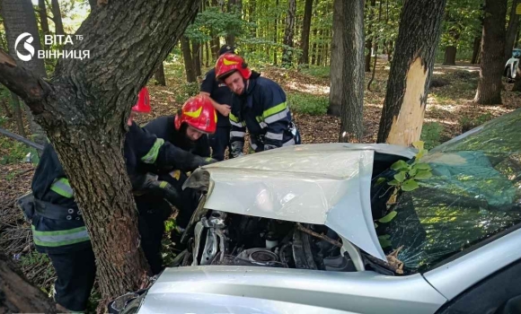 Аварія на Львівському шосе у Вінниці автівка злетіла у кювет, водія госпіталізували Аварія на Львівському шосе у Вінниці автівка злетіла у кювет, водія госпіталізували