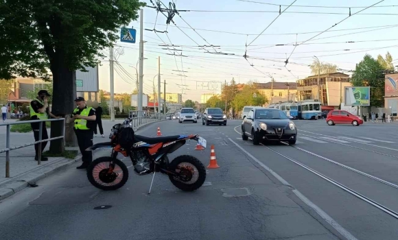 Аварія на нерегульованому переході у Вінниці госпіталізували жінку після наїзду мотоцикла