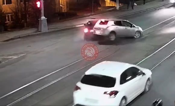 У Вінниці водій BMW, обганяючи авто по зустрічці, влетів у Nissan