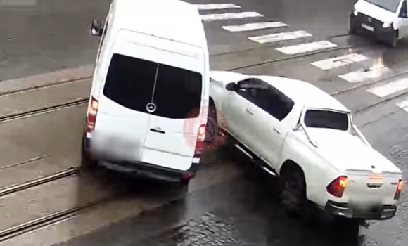 Аварія у центрі Вінниці - зіткнулись Toyota та Mercedes