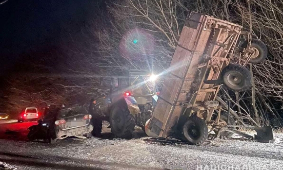 Аварія у Копайгородській громаді зіткнулися три авто та трактор