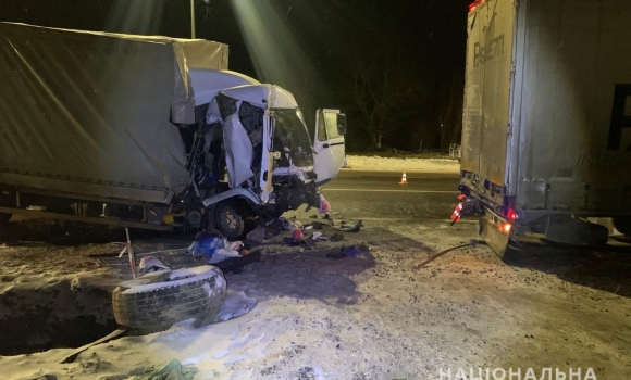 У Вінницькому районі DAF зіткнувся із припаркованою вантажівкою