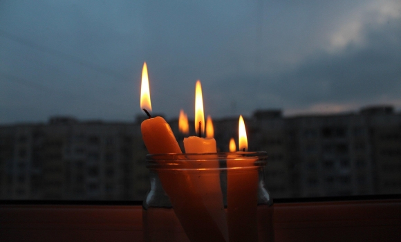 Аварійні відключення світла запровадили по всій Україні, є влучання в енергооб’єкти 