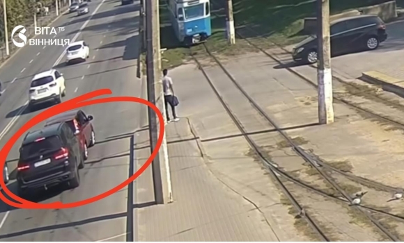 Аварію опівдні зафіксували міські камери спостереження у Вінниці зіткнулися два авто Аварію опівдні зафіксували міські камери спостереження у Вінниці зіткнулися два авто