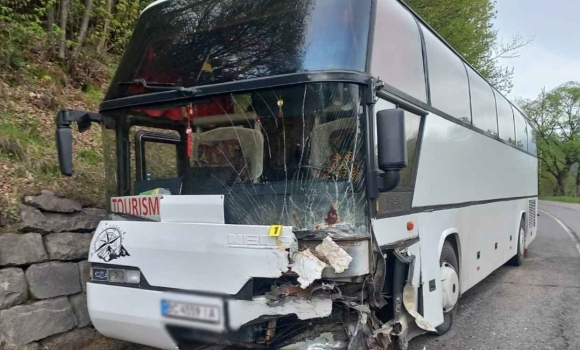 Автівка з вінничанами злетіла у Прут подробиці аварії з туристичним автобусом у Карпатах