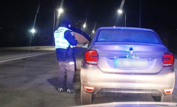 Авто - в розшуку, а водій - п'яний: у Вінниці патрульні зупинили Renault Logan