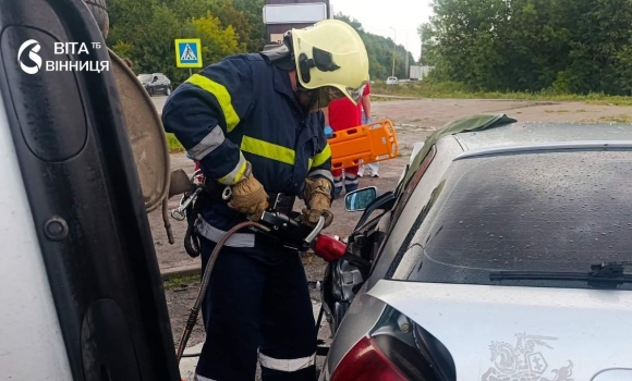 Авто зіткнулися під Вінницею рятувальники визволяли постраждалу з понівеченої машини Авто зіткнулися під Вінницею рятувальники визволяли постраждалу з понівеченої машини