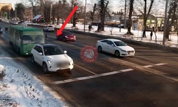 Автобус протаранив легковик на Хмельницькому шосе у Вінниці Автобус протаранив легковик на Хмельницькому шосе у Вінниці