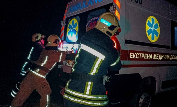 Автомобіль екстреної медичної допомоги загруз на грунтовій дорозі у Вінниччині