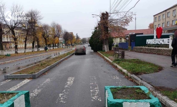 Автомобіль Kia біля проїзної частини у Погребищі, де з'ясовують обставини наїзду на пішохідку