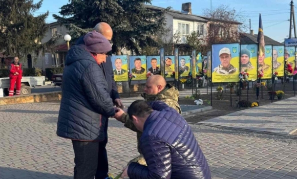 Батькам загиблого крижопільського військового вручили орден «Хрест Героя»