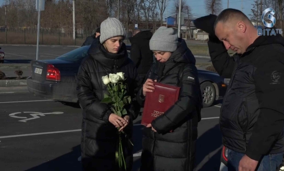 Батьки захисника Дениса Бадіки отримали посмерту нагороду сина - орден Героя України