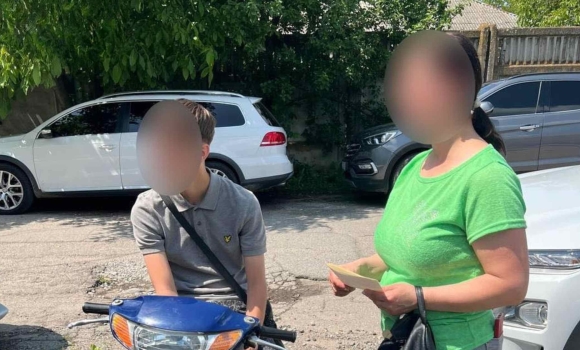 Без прав і без шолома у Вінниці зупинили 15-річного водія скутера