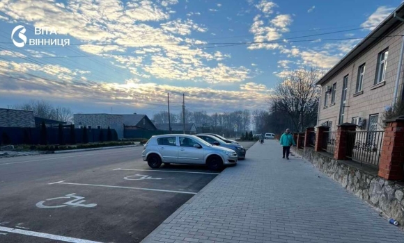 Біля лікарні, ветеранського хабу і навпроти базару де в Калинівці з'явилися нові парковки Біля лікарні, ветеранського хабу і навпроти базару де в Калинівці з'явилися нові парковки