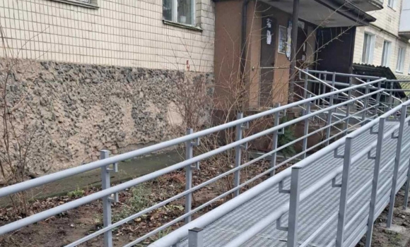 Біля вінницької багатоповерхівки на вулиці А. Первозванного, 2 встановили пандус