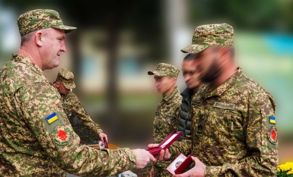 Бійці бригади «Червона Калина», які повернулися з полону, отримали нагрудні знаки від командувача НГУ