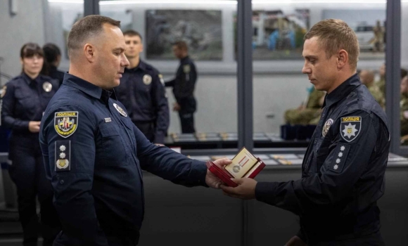 Бійці Стрілецького батальйону поліції Вінниччини рятували побратима під шквальним вогнем Бійці Стрілецького батальйону поліції Вінниччини рятували побратима під шквальним вогнем