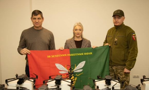 Бійцям ракетного полку передали з Вінниці необхідну техніку Бійцям ракетного полку передали з Вінниці необхідну техніку