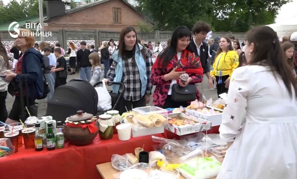 Благодійність та смаколики як у вінницькому ліцеї №8 збирали кошти для українських воїнів