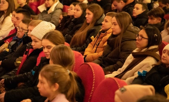Благодійну виставу для дітей показали у Вінницькому драмтеатрі