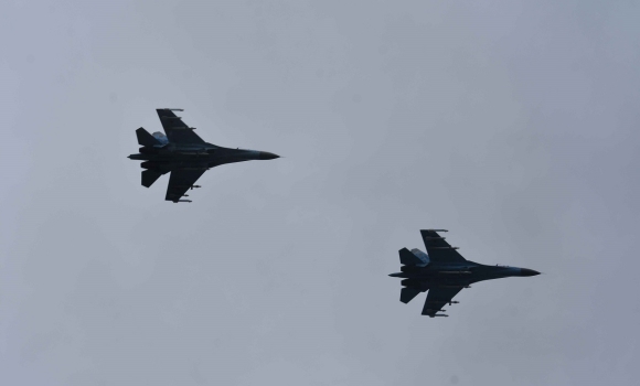 Блакитні літаки в небі: у Вінниці попрощались із військовими льотчиками