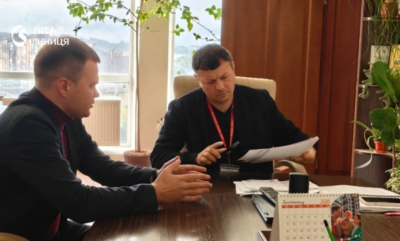 Домовились про контейнер для збору вживаного одягу та текстилю біля житлової багатоповерхівки у Вінниці
