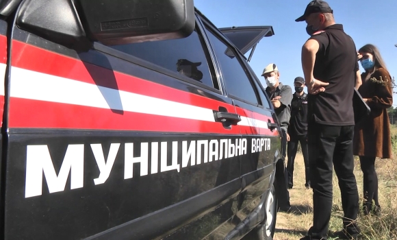 За стару звичку – штраф! Муніципальна варта «полює» на паліїв сміття