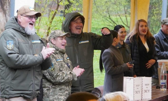 Борщ, рок-н-рол та обійми у Центральному парку Вінниці влаштували душевне свято для волонтерів