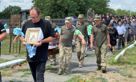 Брацлавська громада прощалась з Героєм, який помер після важких поранень