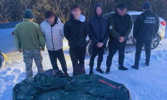 Брати-близнюки планували переплисти кордон на гумовому човні, їх затримали на березі Дністра