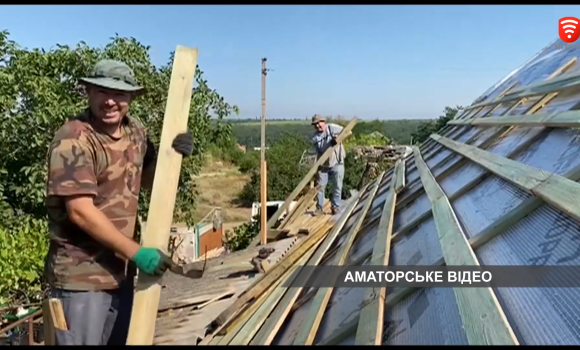 Бригада з Луки-Мелешківської громади відновлює житло на Херсонщині