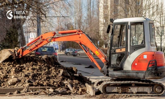 Бригада комунальників ремонтує водогін на вулиці Київській у Вінниці біля житлових будинків Бригада комунальників ремонтує водогін на вулиці Київській у Вінниці біля житлових будинків