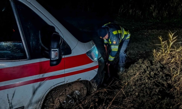 Бригади «швидких» грузнуть на ґрунтових дорогах Вінницької області