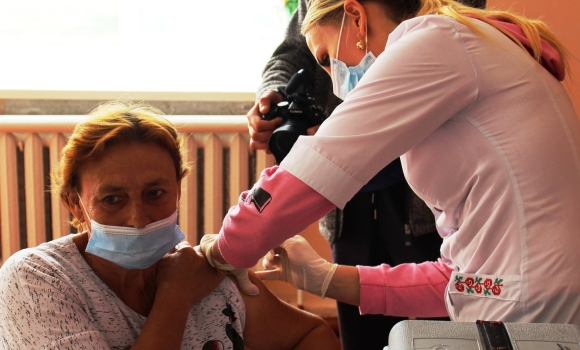 Бустерну дозу вакцини отримали понад десять тисяч вінничан