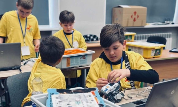Битви роботів та місто 2050 року що конструювали юні вінничани на Vinnytsia RoboCamp