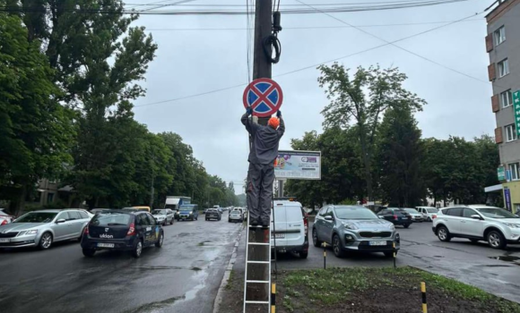 Через хаотичне паркування у Вінниці встановлюють додаткові дорожні знаки