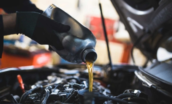 Через скільки кілометрів міняти оливу регламент виробника vs реальні умови України