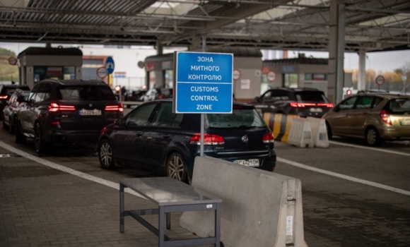 Через технічні роботи на кордоні з Польщею тимчасово сповільнений рух транспорту Через технічні роботи на кордоні з Польщею тимчасово сповільнений рух транспорту