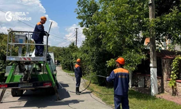 Через занижену напругу енергетики модернізували електромережі у Вінницьких Хуторах Через занижену напругу енергетики модернізували електромережі у Вінницьких Хуторах