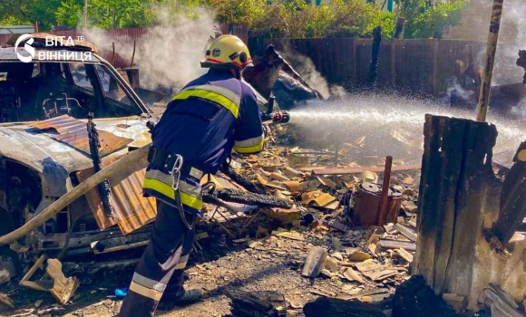 Чотири пожежі за добу на Вінниччині де вогонь ледь не залишив людей без даху над головою Чотири пожежі за добу на Вінниччині де вогонь ледь не залишив людей без даху над головою