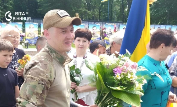 Чотири роки чекали і вимолили воїн морської піхоти повернувся з полону на Вінниччину Чотири роки чекали і вимолили воїн морської піхоти повернувся з полону на Вінниччину