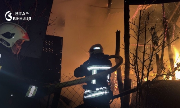 Дах і кімната в полум'ї через несправні печі рятувальники Вінниччини гасили п'ять пожеж