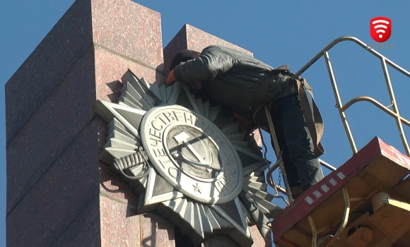 Декомунізація у Тиврові з Меморіалу Слави зняли радянську зірку з серпом та молотом