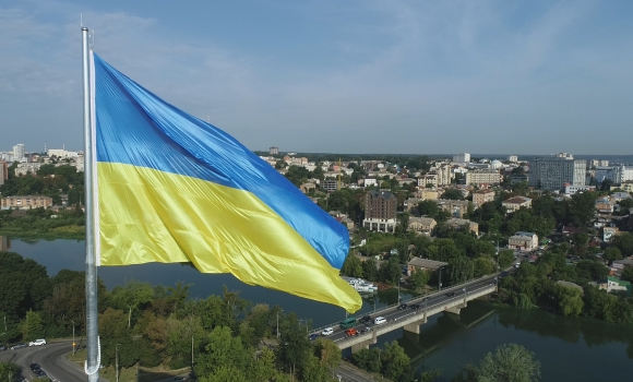У Вінниці росіянин зняв Державний прапор з міської будівлі